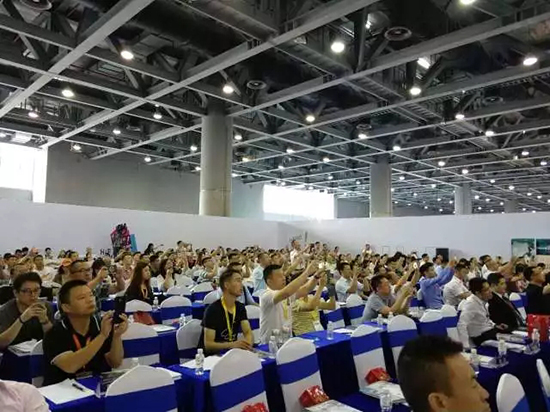 觀眾紛紛舉起手機錄影